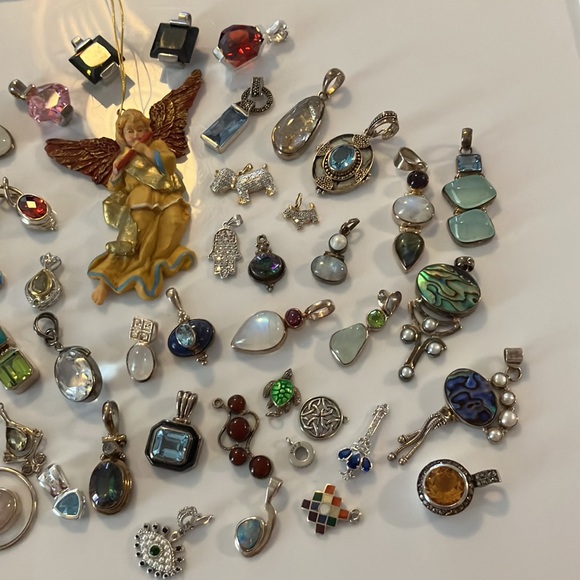 Beautiful 46 piece lot of ladies, assorted pendants/charms plus angel - Picture 2 of 11
